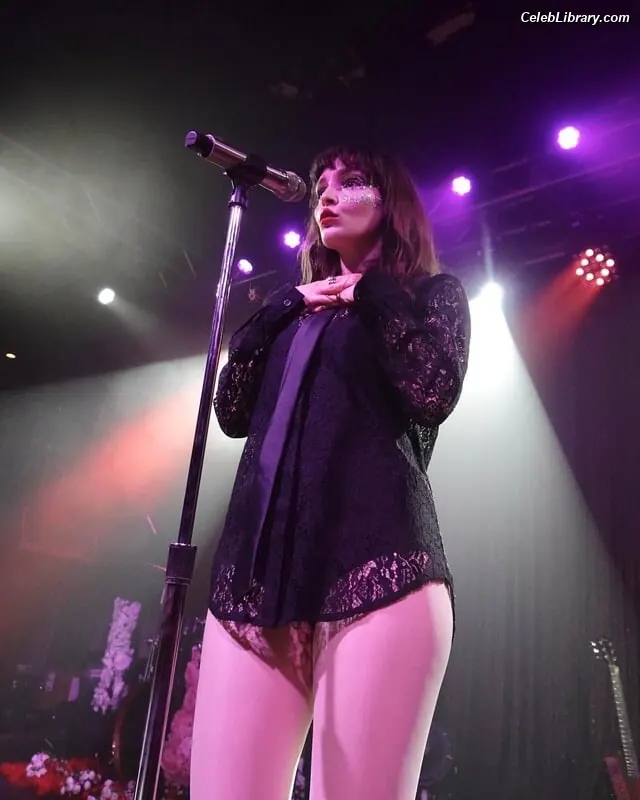 Lauren Mayberry photo 21 of 1227