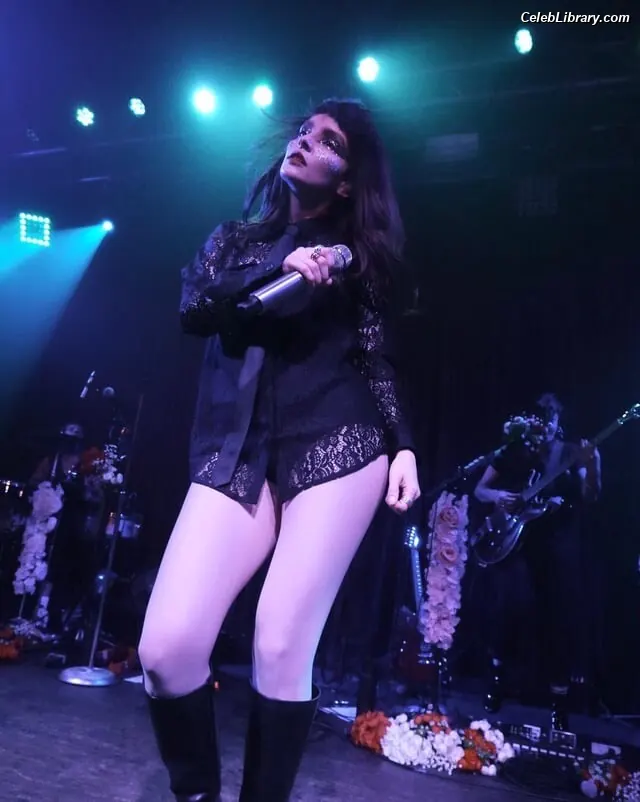 Lauren Mayberry photo 1 of 1227