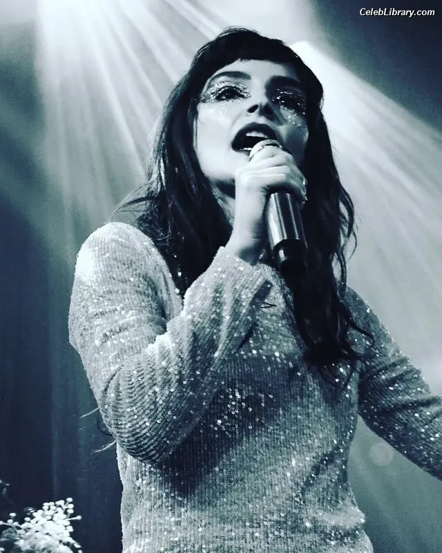 Lauren Mayberry photo 13 of 1227