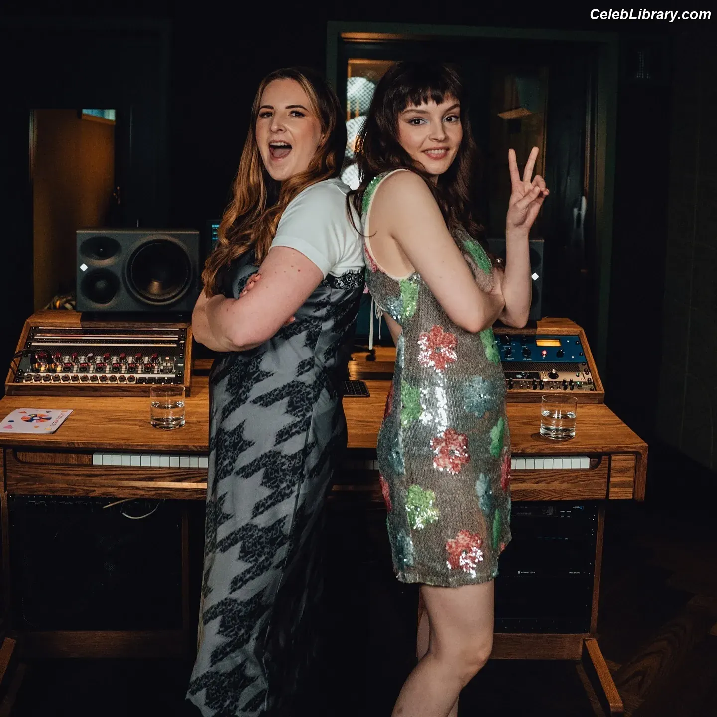 Lauren Mayberry photo 23 of 1227