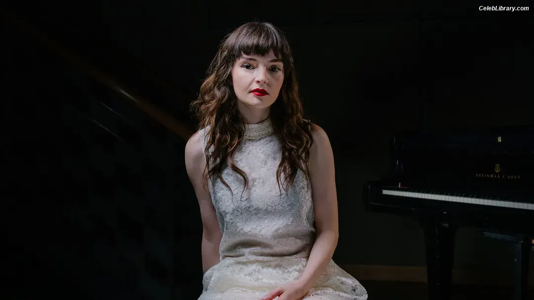 Lauren Mayberry photo 11 of 1227
