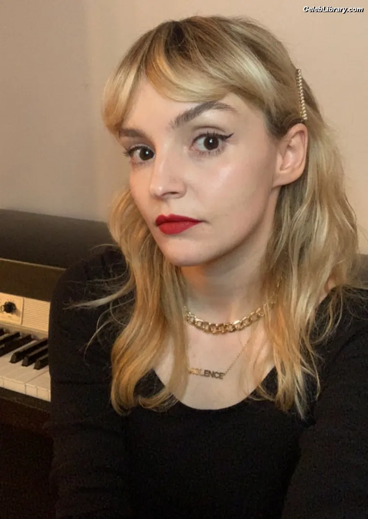 Lauren Mayberry photo 3 of 1227