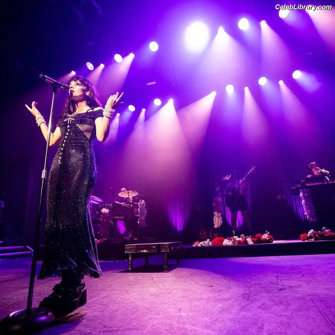 Lauren Mayberry photo 23 of 1227