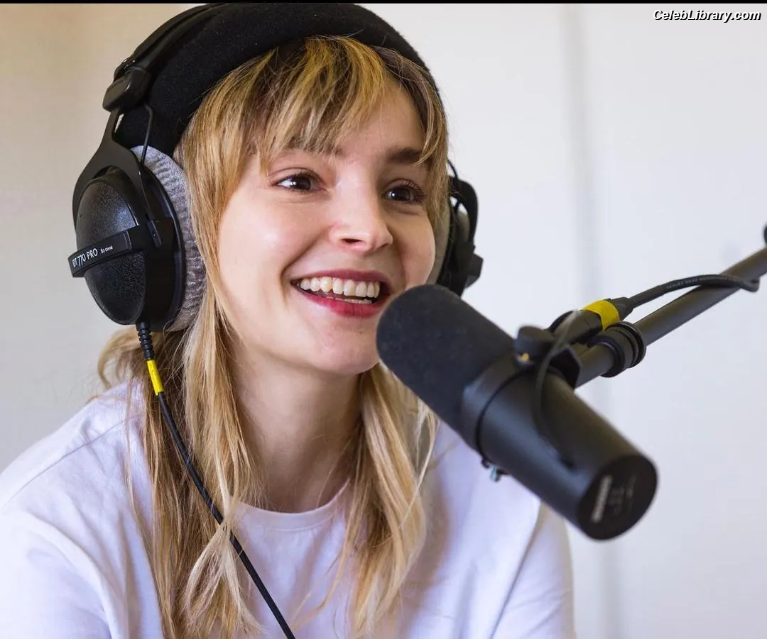 Lauren Mayberry photo 24 of 1227