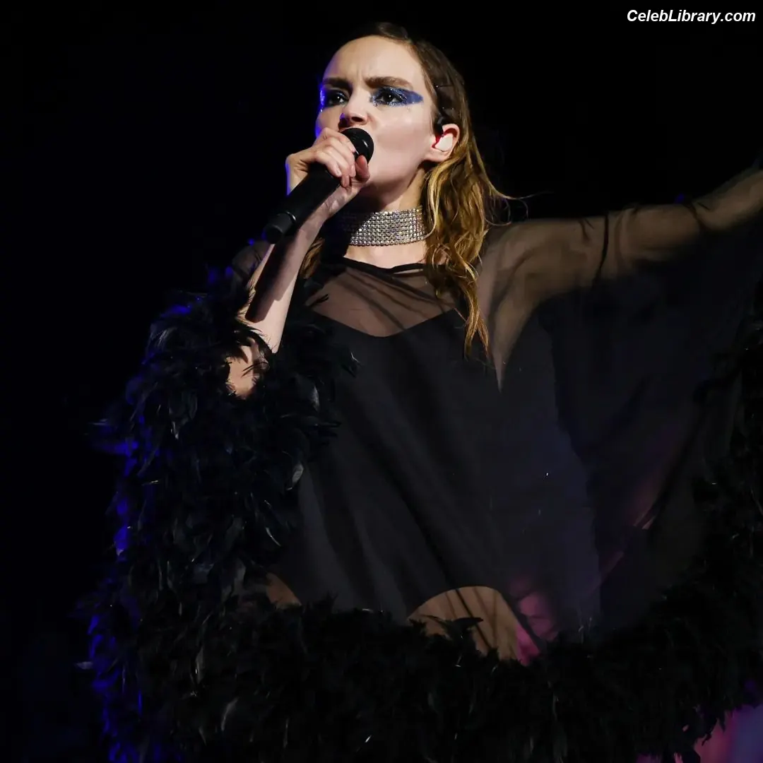 Lauren Mayberry photo 11 of 1227