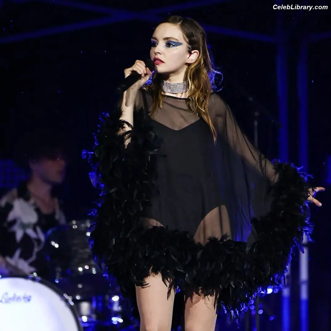 Lauren Mayberry photo 13 of 1227