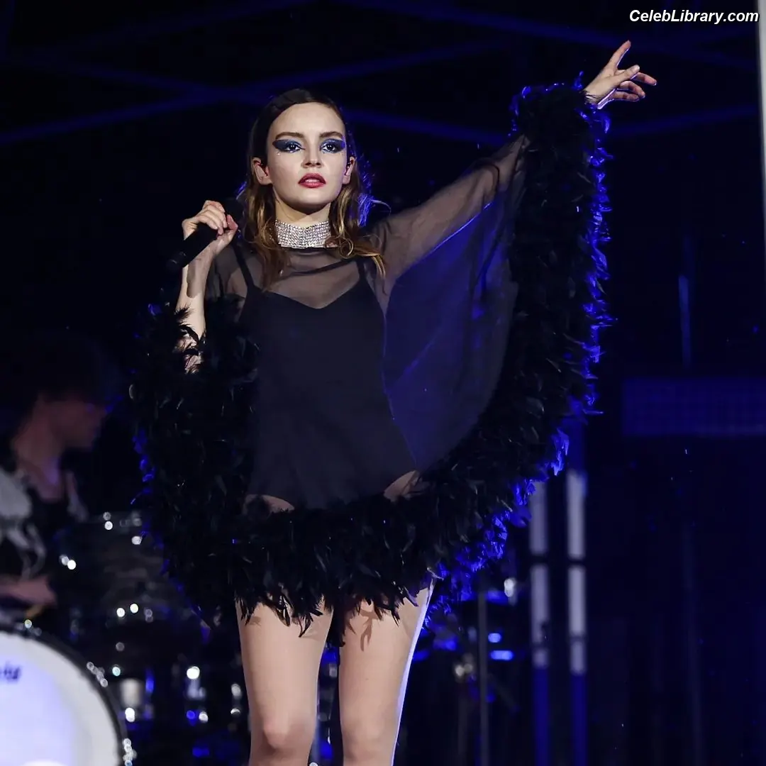 Lauren Mayberry photo 14 of 1227