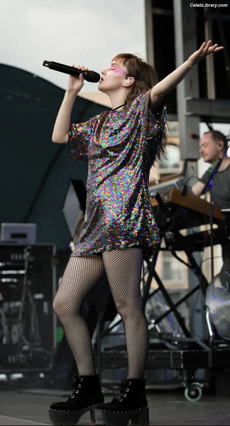 Lauren Mayberry photo 2 of 1227