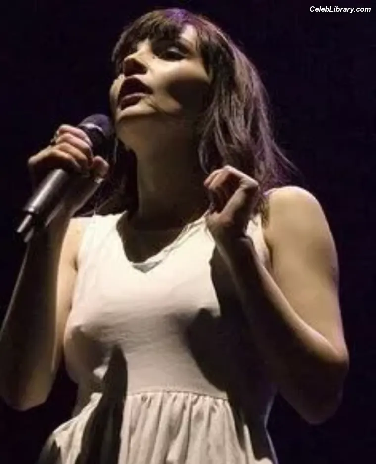 Lauren Mayberry photo 9 of 1227