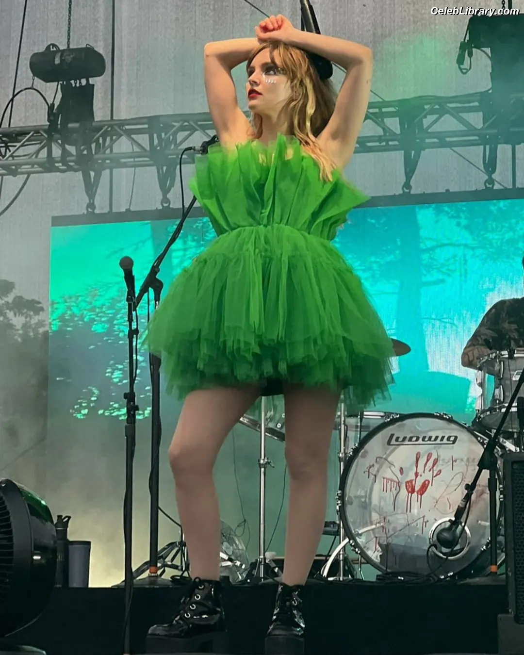 Lauren Mayberry photo 1 of 1227