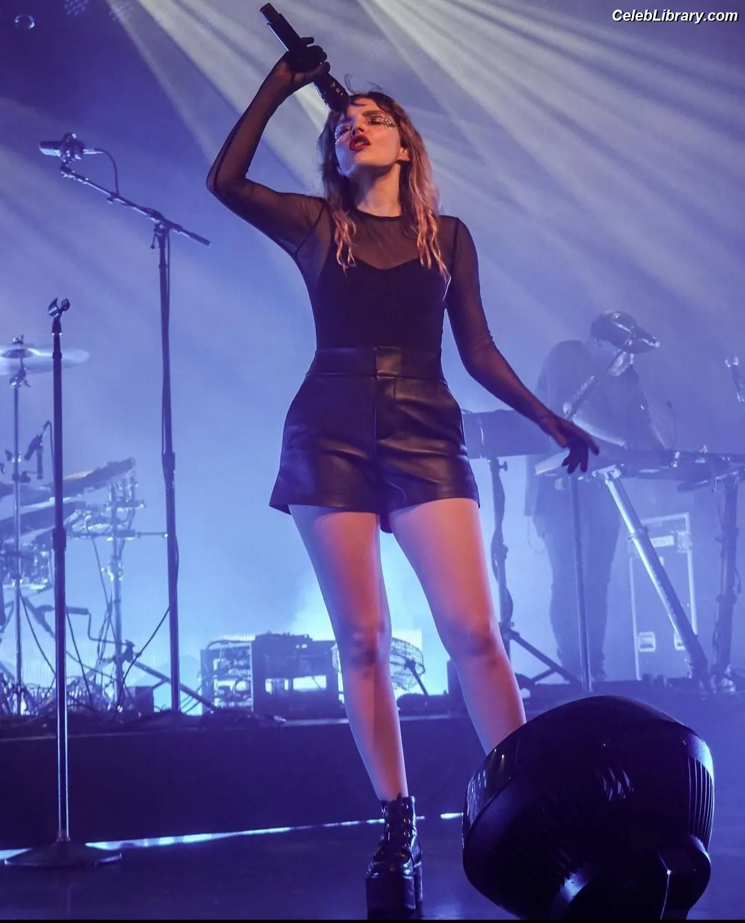Lauren Mayberry photo 7 of 1227