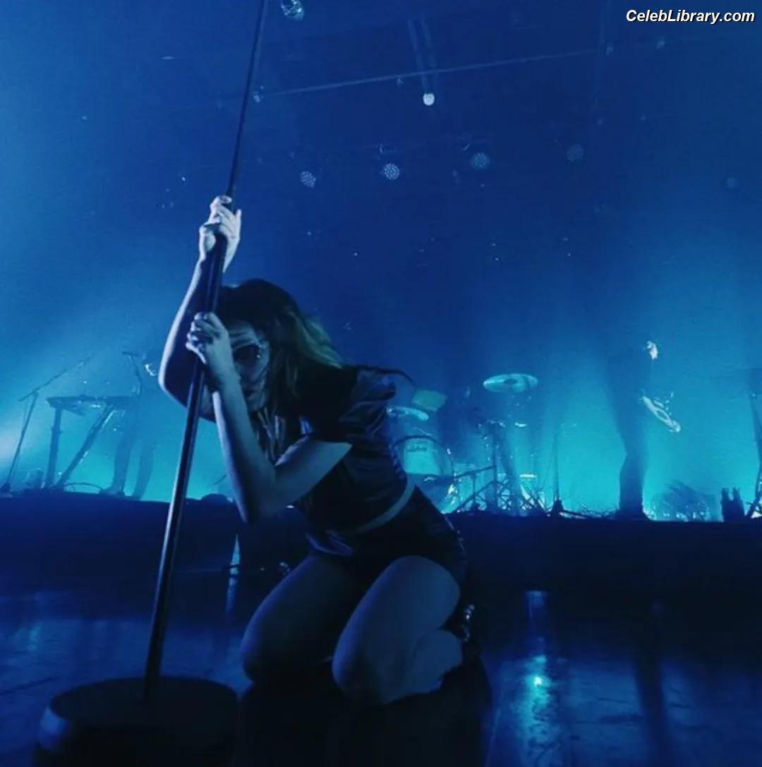 Lauren Mayberry photo 22 of 1227