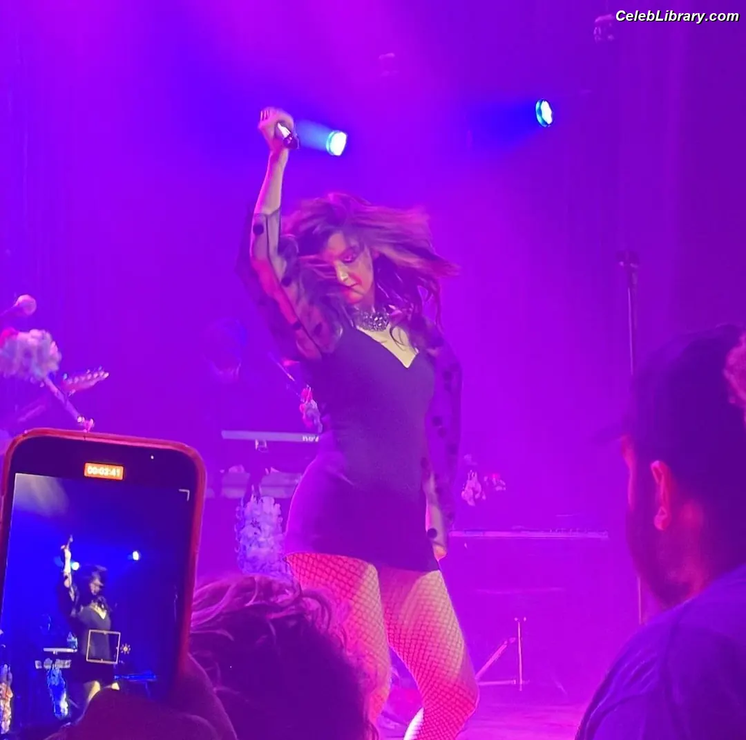 Lauren Mayberry photo 14 of 1227