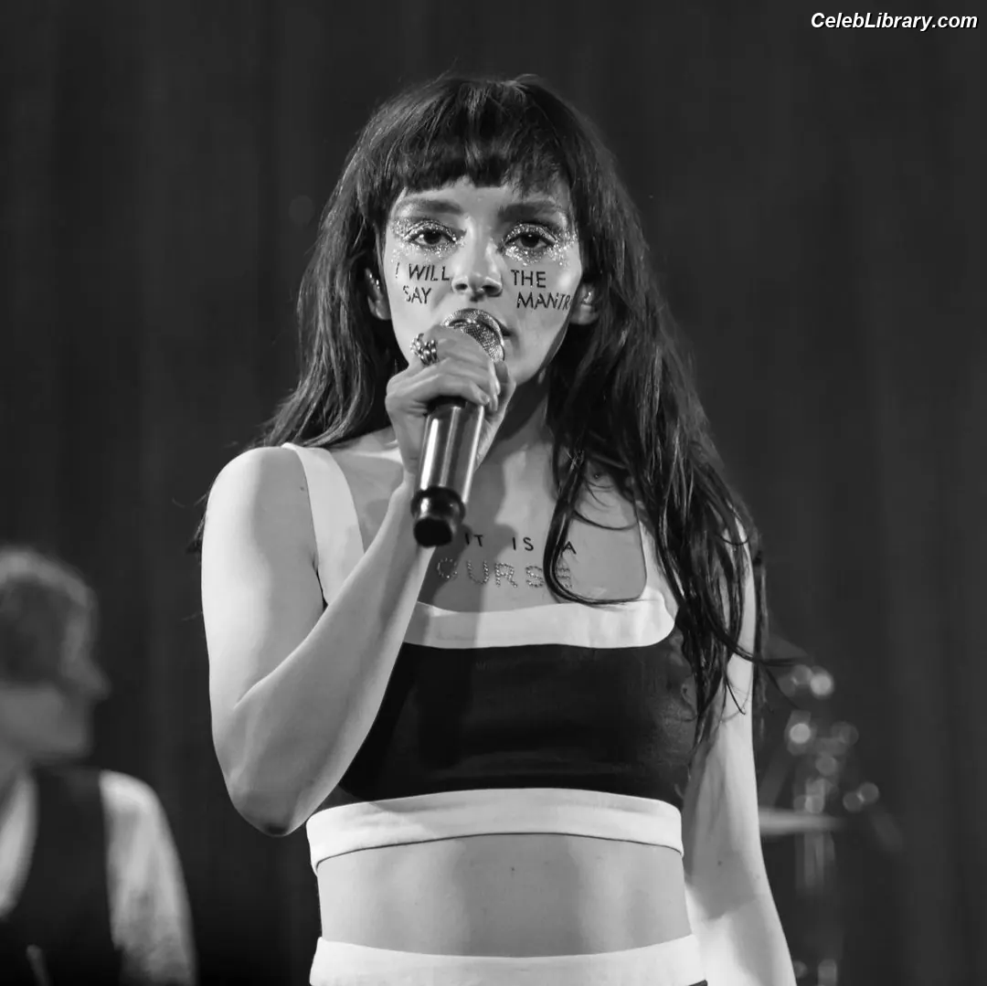 Lauren Mayberry photo 1 of 1227