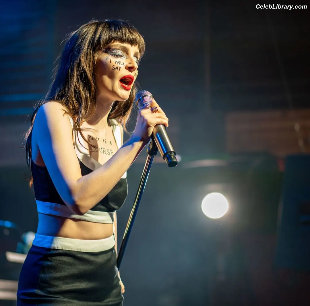 Lauren Mayberry photo 2 of 1227