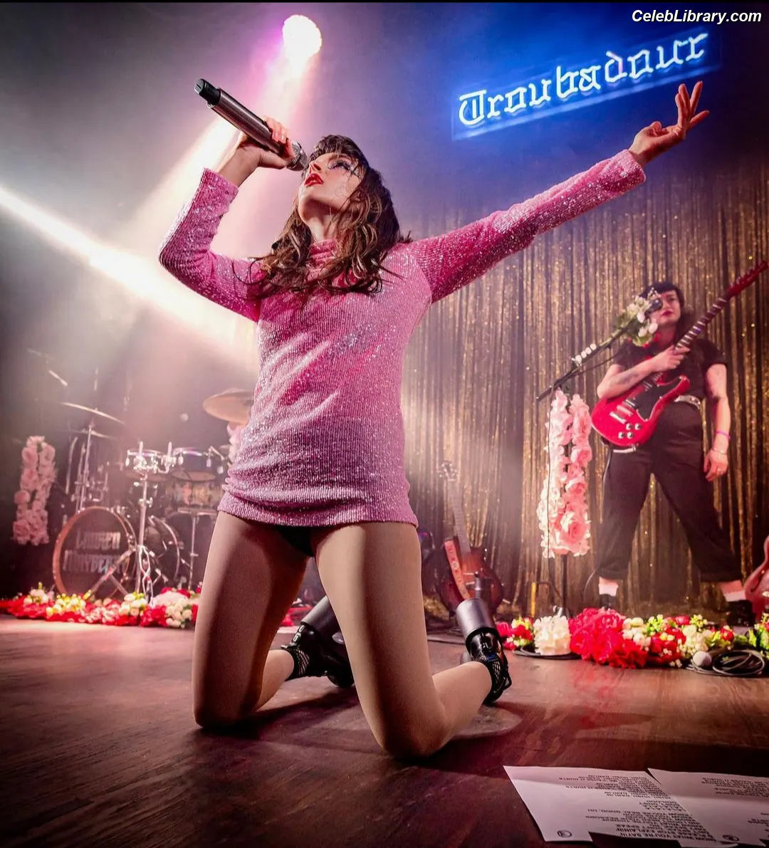 Lauren Mayberry photo 12 of 1227
