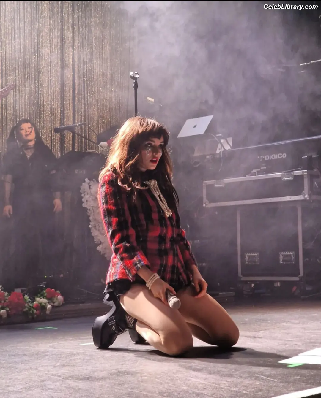 Lauren Mayberry photo 16 of 1227