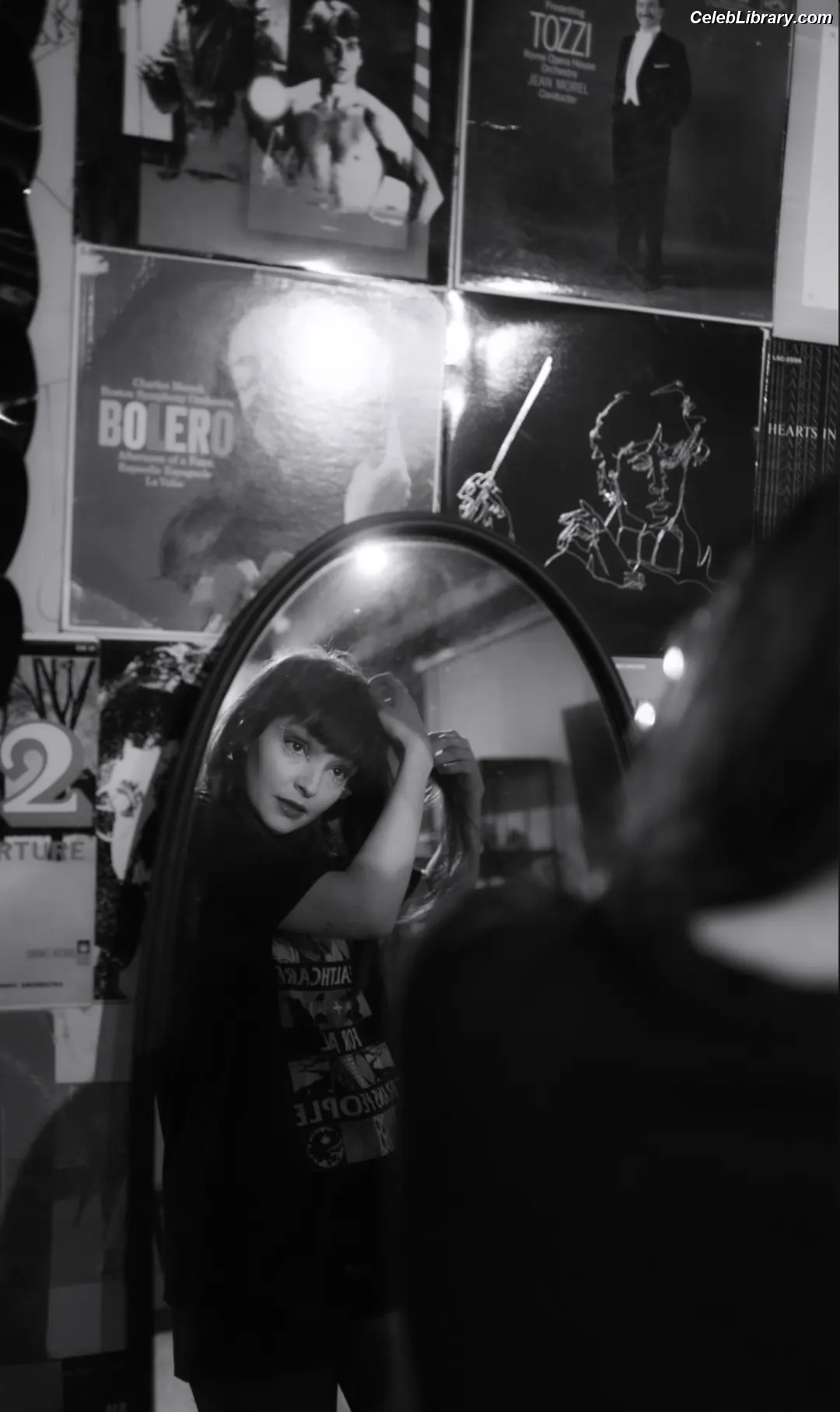 Lauren Mayberry photo 2 of 1227