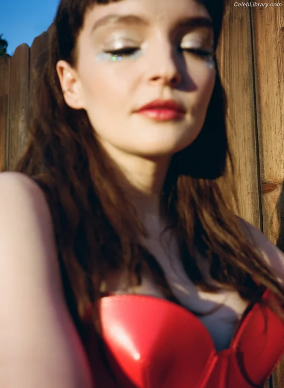 Lauren Mayberry photo 1 of 1227