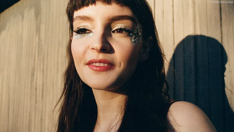 Lauren Mayberry photo 2 of 1227