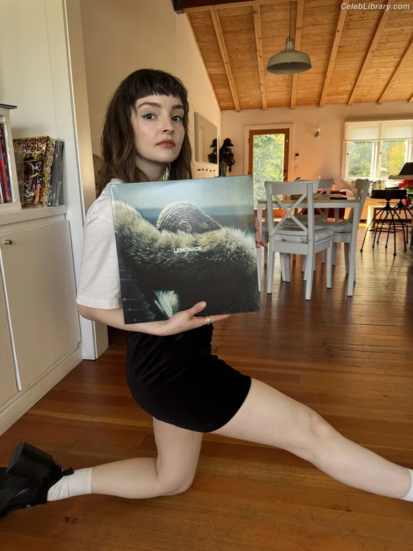 Lauren Mayberry photo 7 of 1227