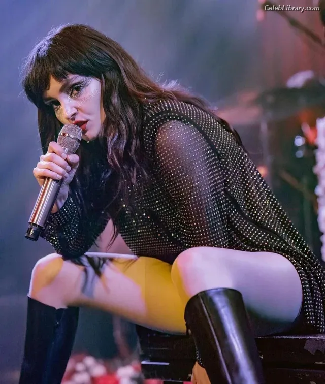 Lauren Mayberry photo 9 of 1227