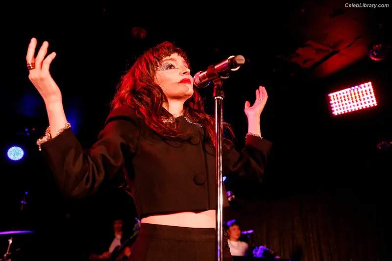 Lauren Mayberry photo 18 of 1227