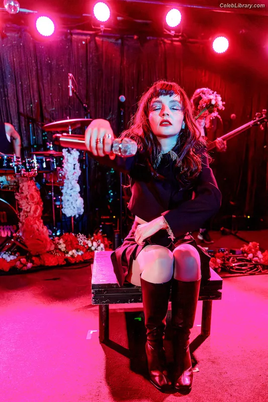 Lauren Mayberry photo 23 of 1227