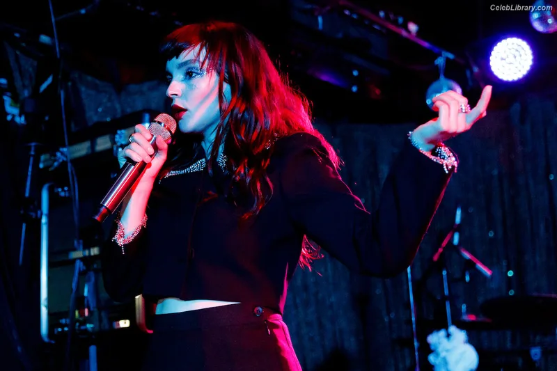 Lauren Mayberry photo 2 of 1227