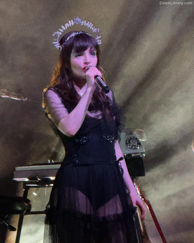 Lauren Mayberry photo 5 of 1227