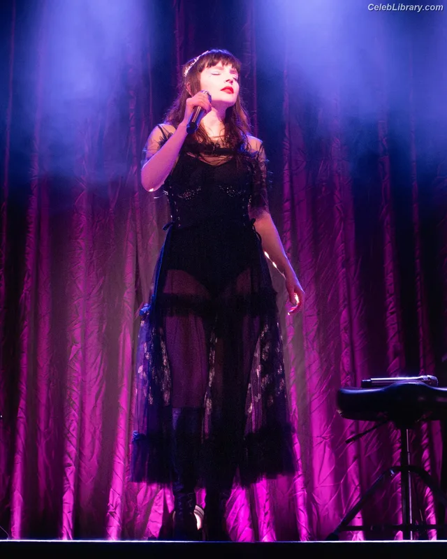Lauren Mayberry photo 8 of 1227