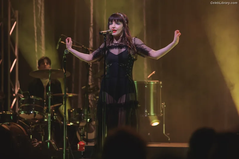 Lauren Mayberry photo 12 of 1227