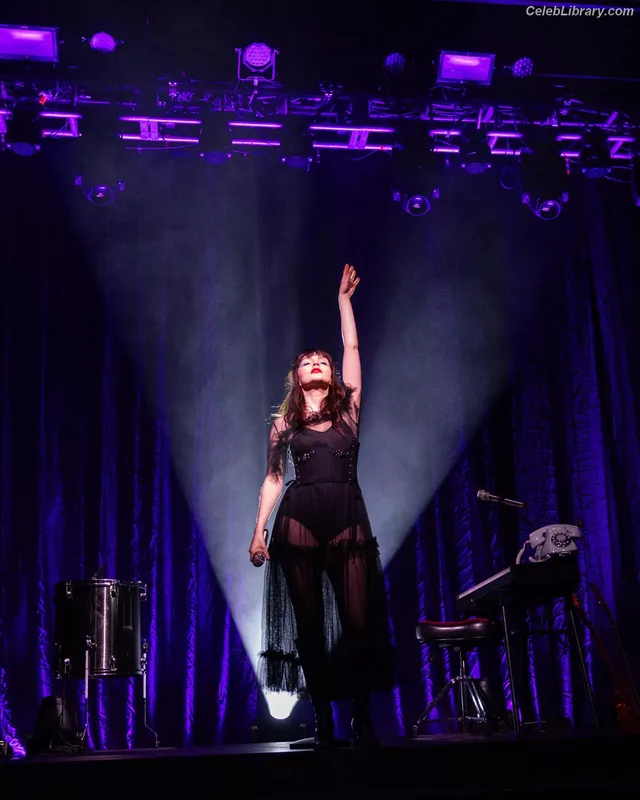 Lauren Mayberry photo 14 of 1227
