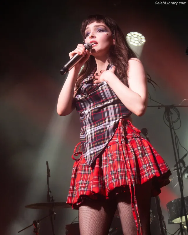 Lauren Mayberry photo 22 of 1227