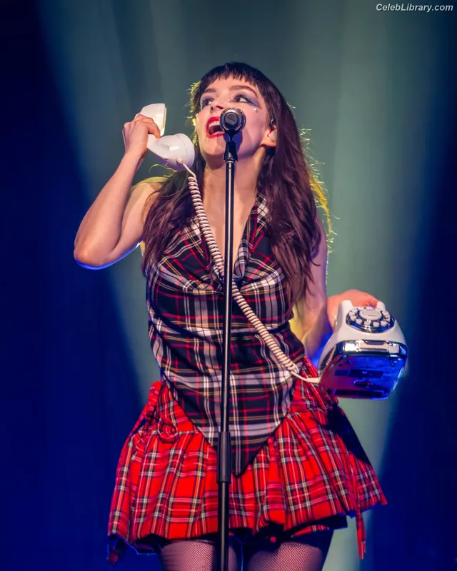 Lauren Mayberry photo 3 of 1227