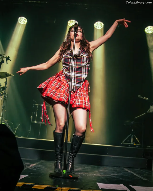 Lauren Mayberry photo 5 of 1227