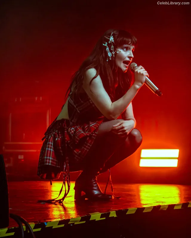 Lauren Mayberry photo 7 of 1227