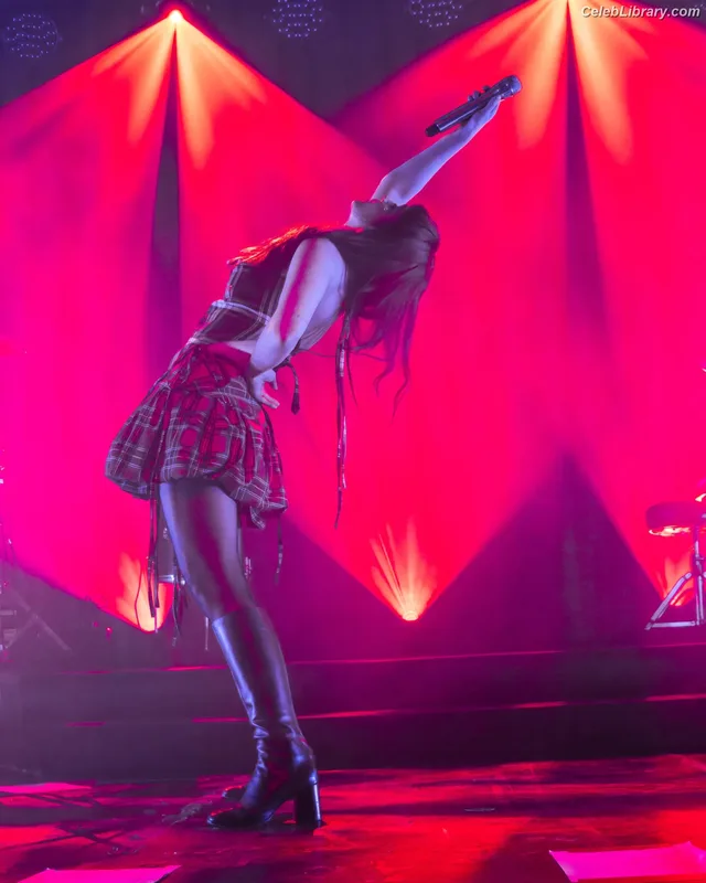 Lauren Mayberry photo 8 of 1227