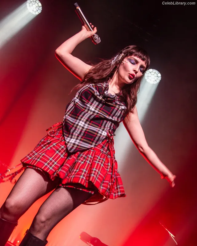 Lauren Mayberry photo 9 of 1227