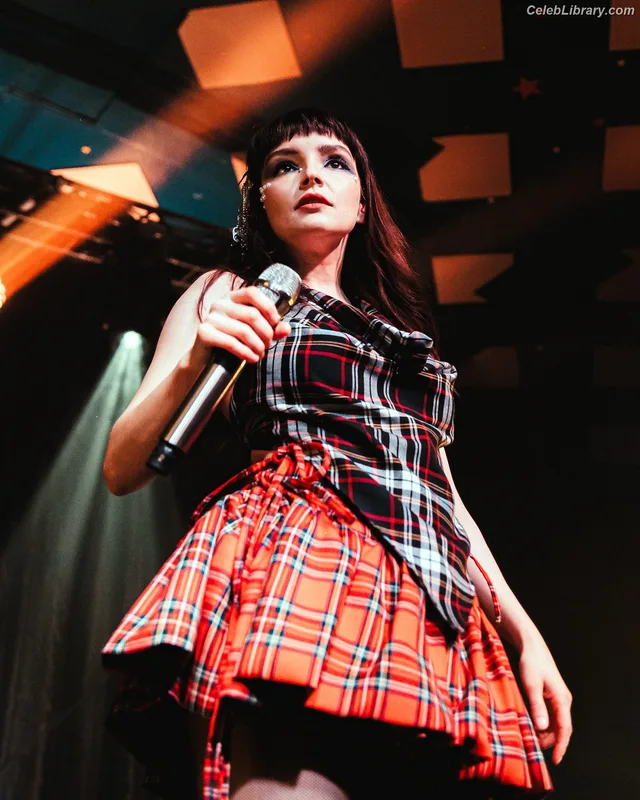 Lauren Mayberry photo 11 of 1227