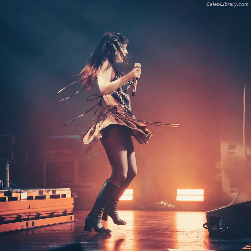 Lauren Mayberry photo 13 of 1227