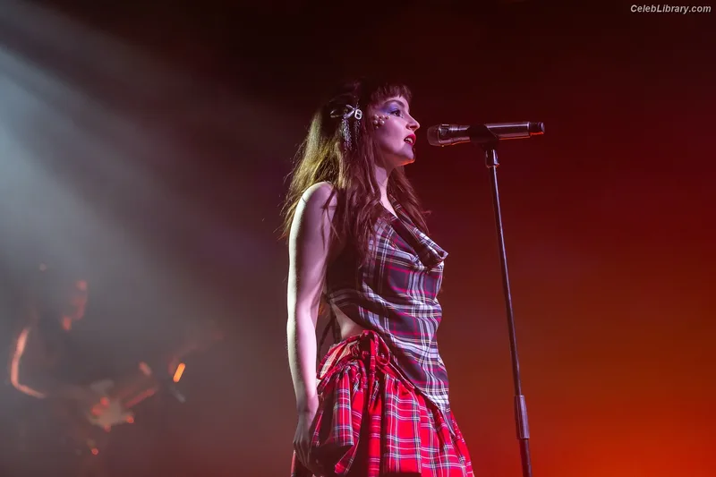 Lauren Mayberry photo 15 of 1227