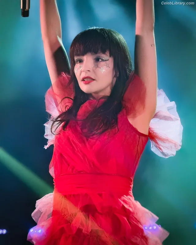 Lauren Mayberry photo 2 of 1227