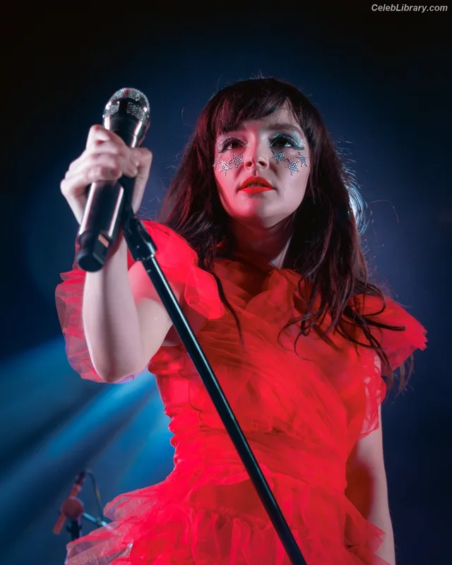 Lauren Mayberry photo 3 of 1227