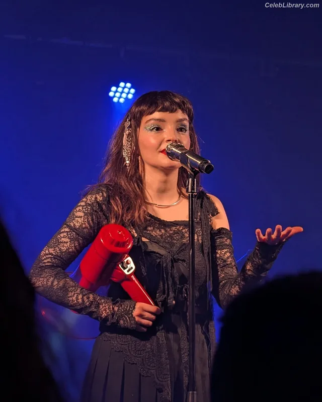 Lauren Mayberry photo 5 of 1227