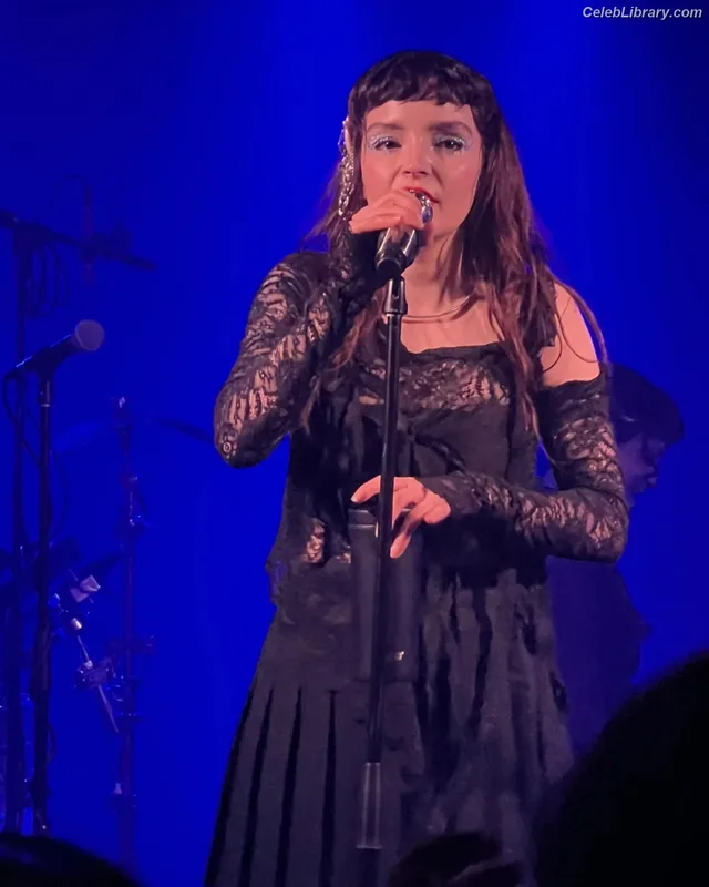 Lauren Mayberry photo 8 of 1227