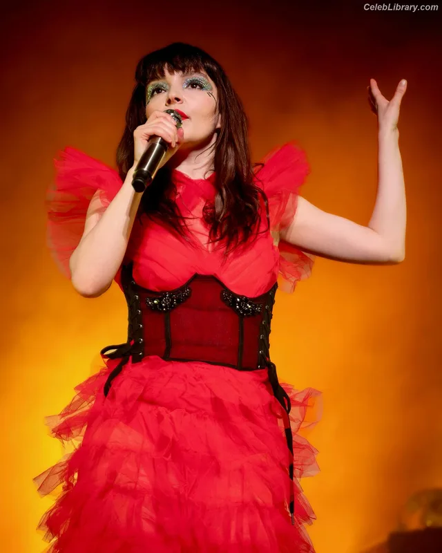 Lauren Mayberry photo 14 of 1227
