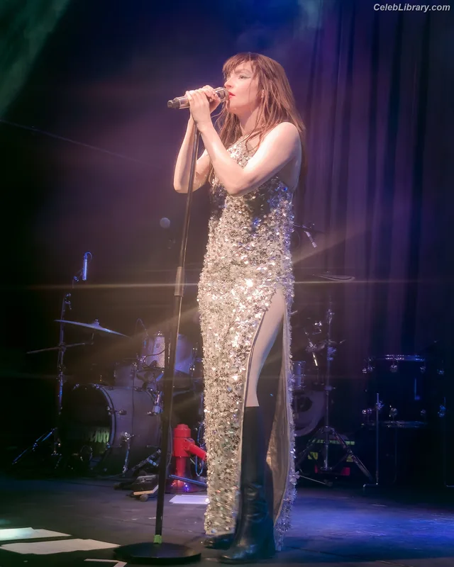 Lauren Mayberry photo 24 of 1227