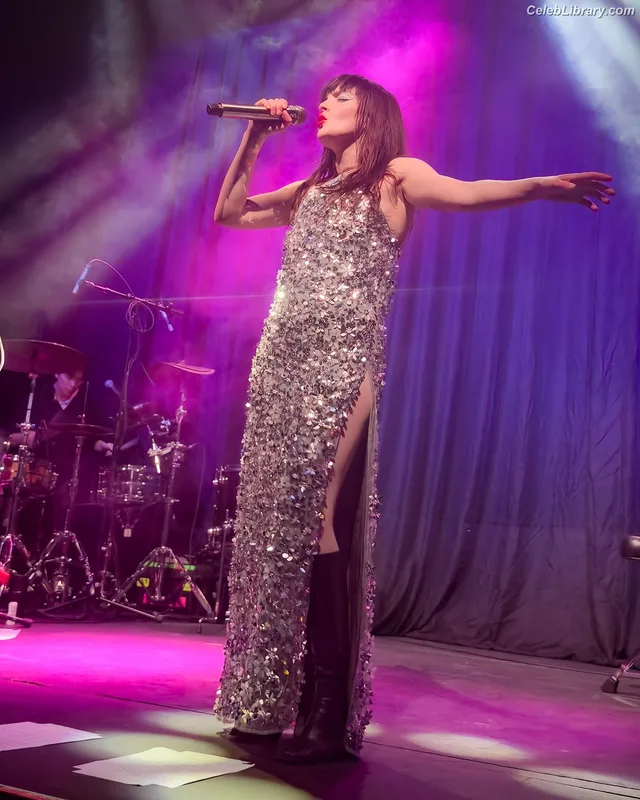 Lauren Mayberry photo 1 of 1227