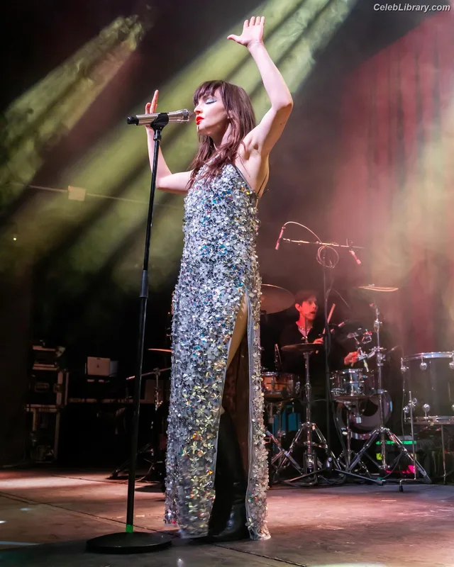 Lauren Mayberry photo 2 of 1227